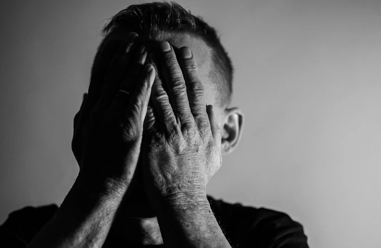 疲れた目に安らぎを。堺筋本町の鍼灸サロンWELESが眼精疲労を癒やします